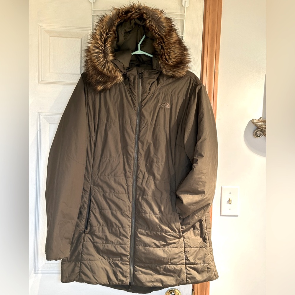 The Northface Women’s Harway insulated parka. Lightweight, yet toasty warm 💚💚